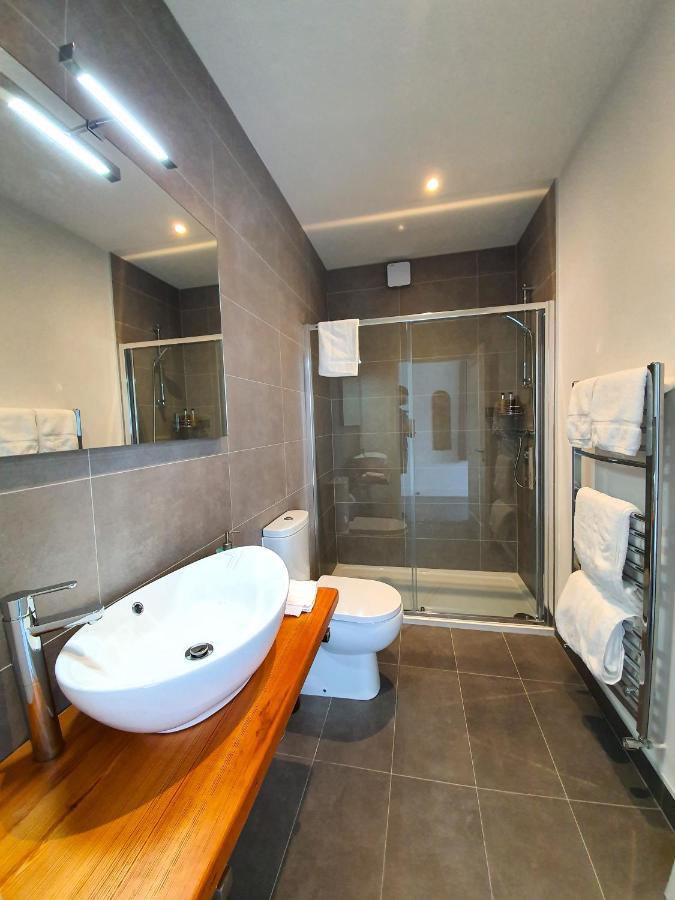 Bed and Breakfast Dingle Garden Townhouse Exterior foto A wet room