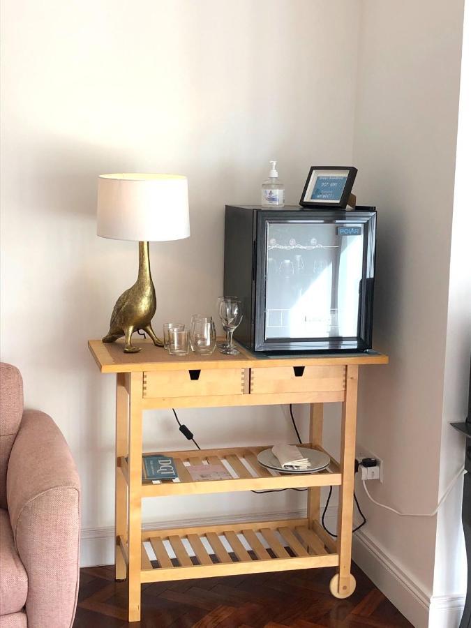 Bed and Breakfast Dingle Garden Townhouse Exterior foto A mini-fridge in a hotel room