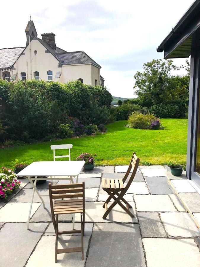 Bed and Breakfast Dingle Garden Townhouse Exterior foto The garden of the former school house