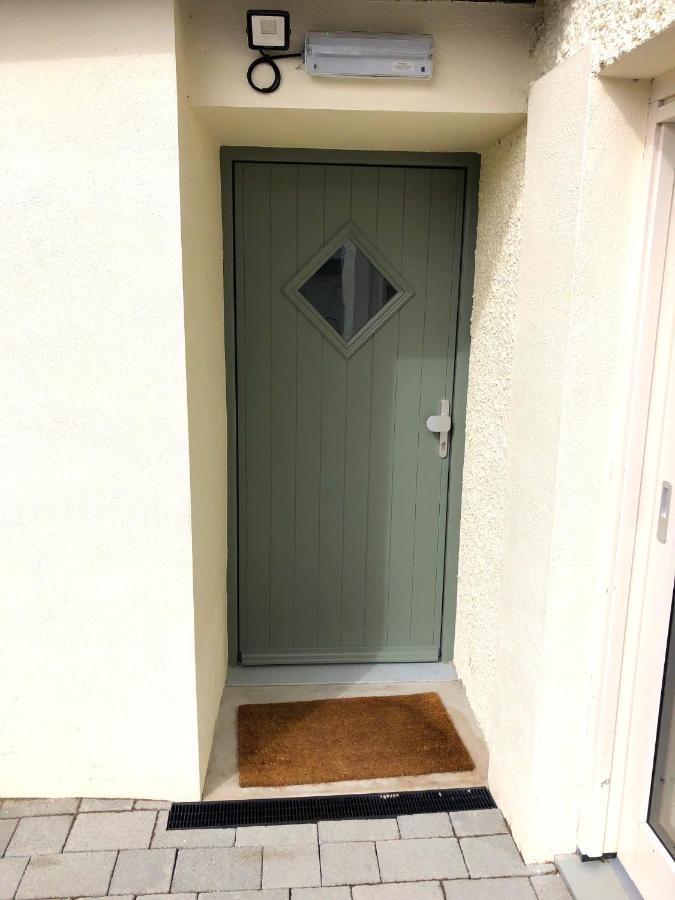 Bed and Breakfast Dingle Garden Townhouse Exterior foto A composite door