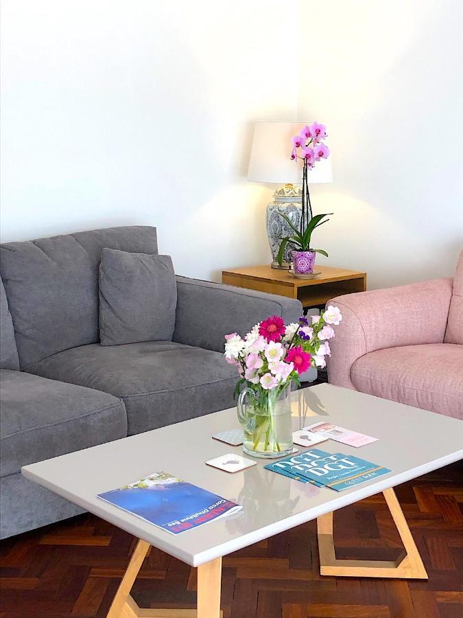 Bed and Breakfast Dingle Garden Townhouse Exterior foto A living room with a coffee table
