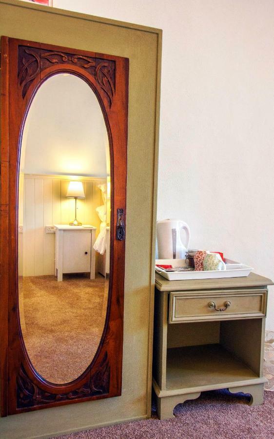 Bed and Breakfast Dingle Garden Townhouse Exterior foto A room at the hotel