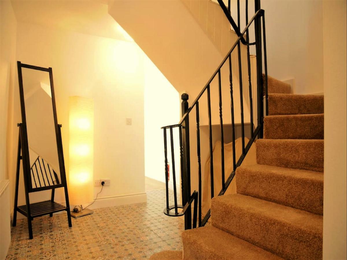 Bed and Breakfast Dingle Garden Townhouse Exterior foto A staircase with a handrail