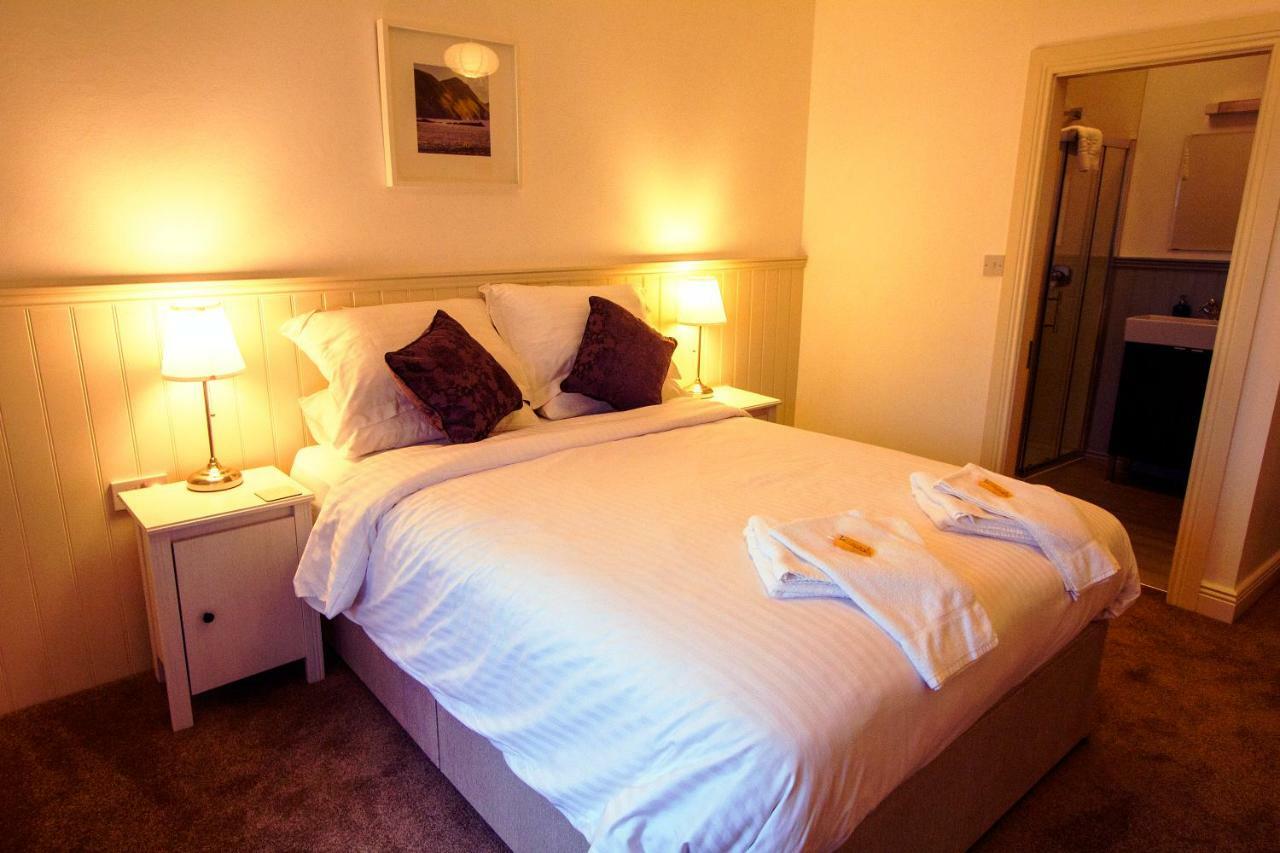 Bed and Breakfast Dingle Garden Townhouse Exterior foto A bedroom at the hotel