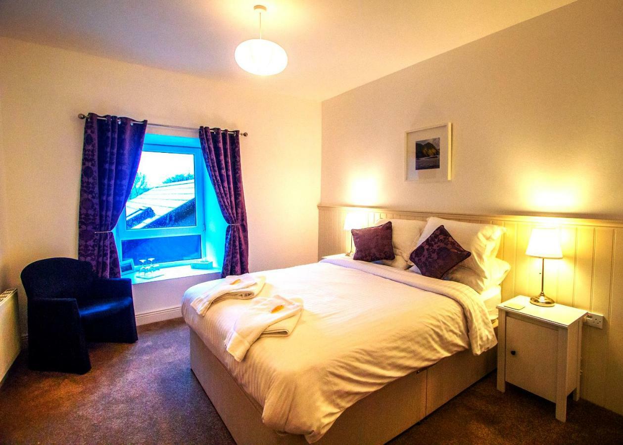 Bed and Breakfast Dingle Garden Townhouse Exterior foto A bedroom at the Old Post Office