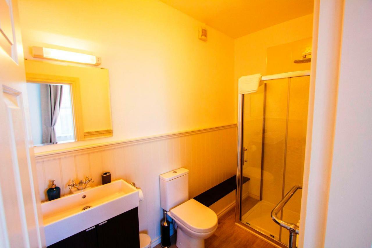 Bed and Breakfast Dingle Garden Townhouse Exterior foto A typical bathroom in a student house